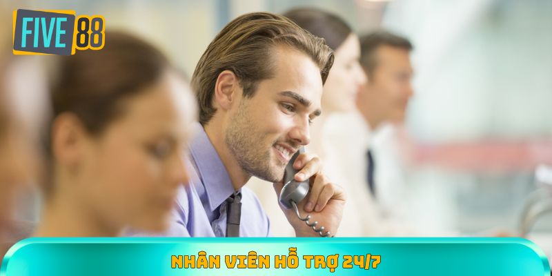 Nhân viên hỗ trợ người chơi không ngừng nghỉ